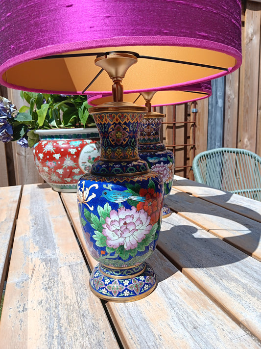 Lampenvoet cloissoné-vaas (met rode bloem)