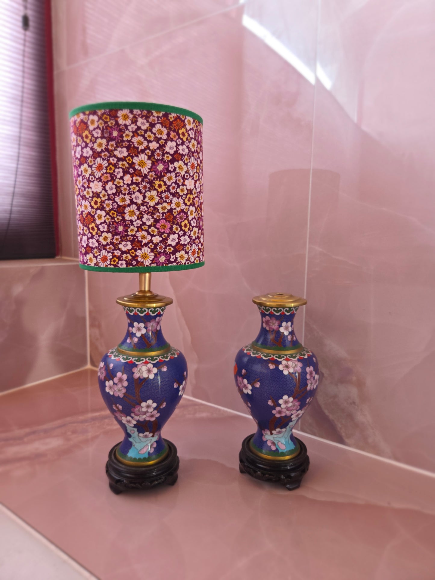 Koningsblauwe cloissoné-lampenvoet (rechts)