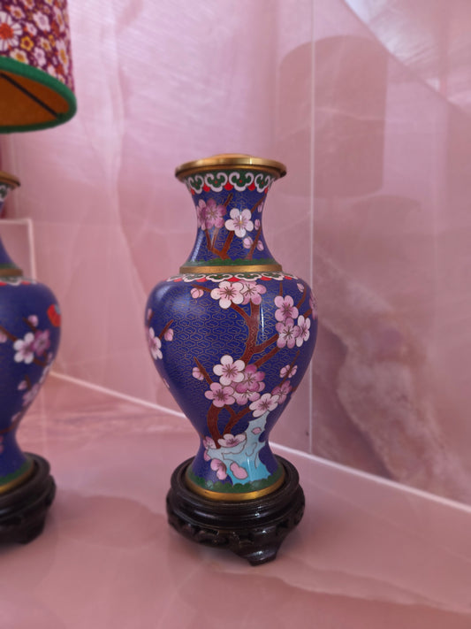 Koningsblauwe cloissoné-lampenvoet (links)