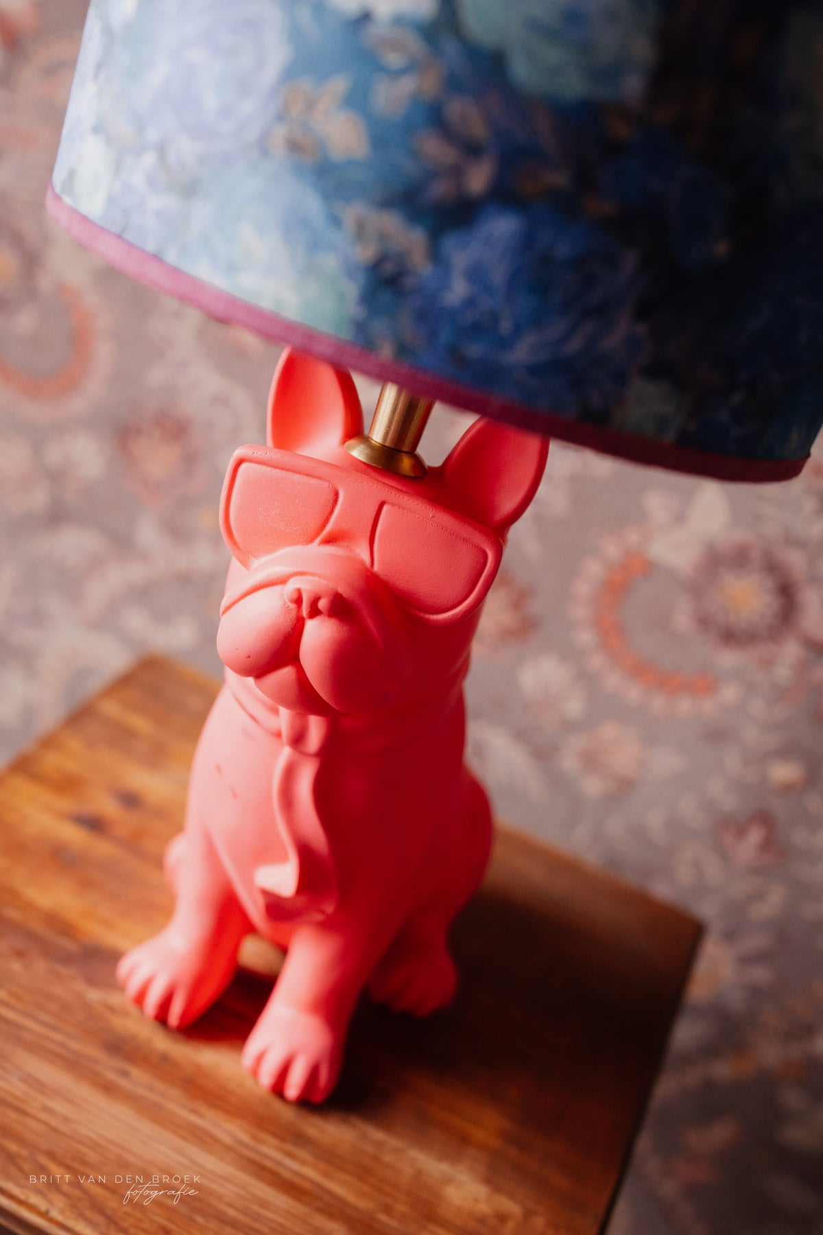 Lampenvoet roze hond