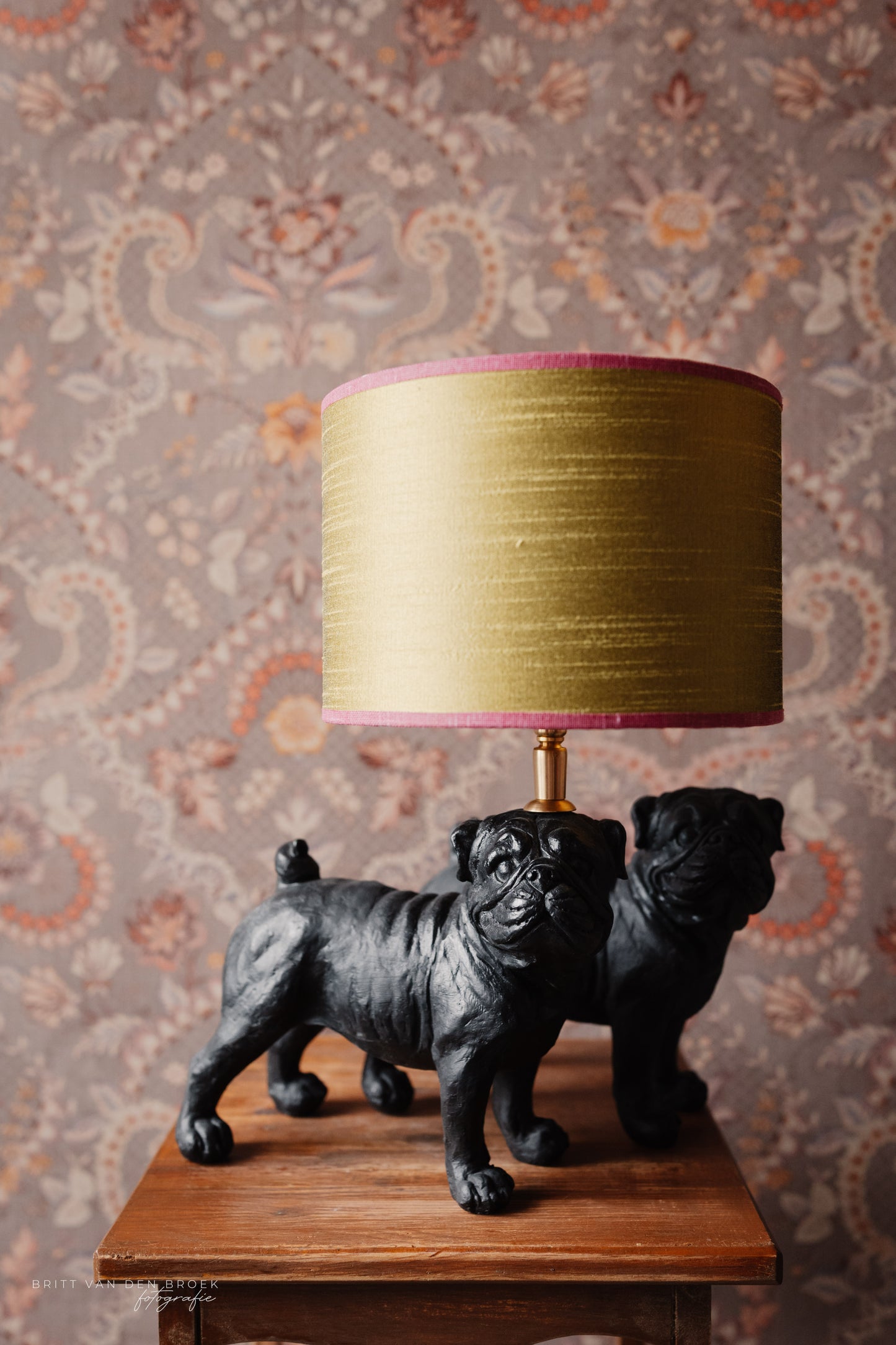 Lampenvoet zwarte hond (links)