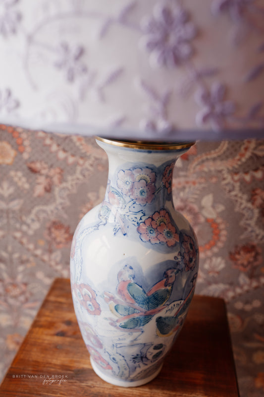 Witte lampenvoet met gekleurde bloemen