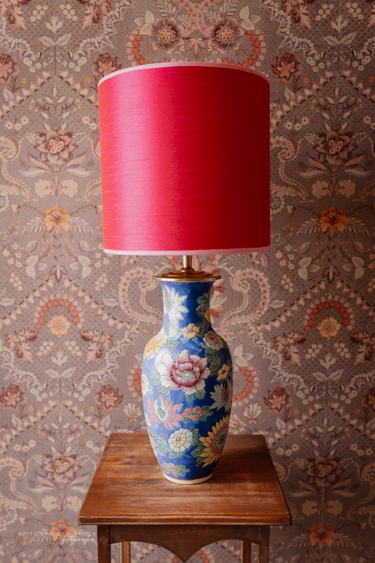 Blauwe lampenvoet met gekleurde bloemen