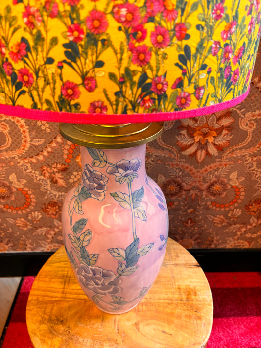 Lichtroze lampenvoet met bloemen