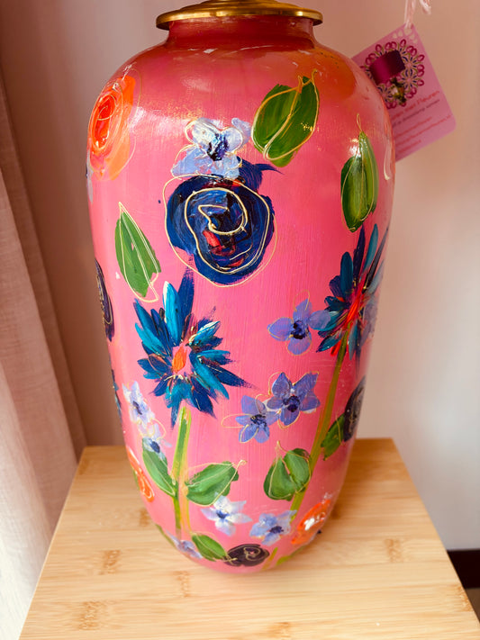 Roze lampenvoet met bloemen