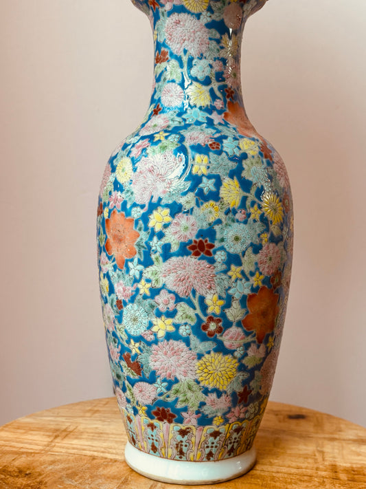 Blauwe lampenvoet met gekleurde bloemen