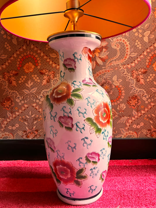 Grote witte, gebloemde lampenvoet