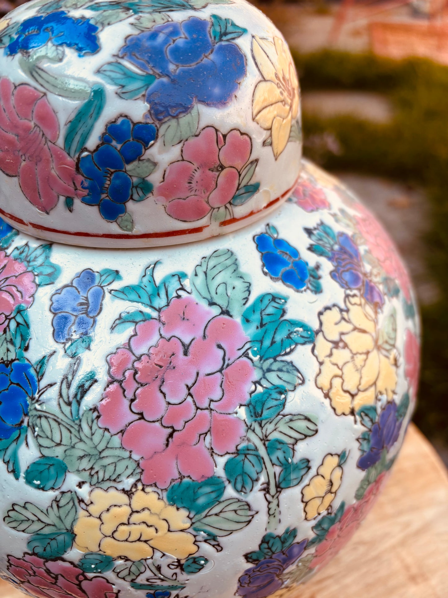 Dekselvaaslamp met bloemen