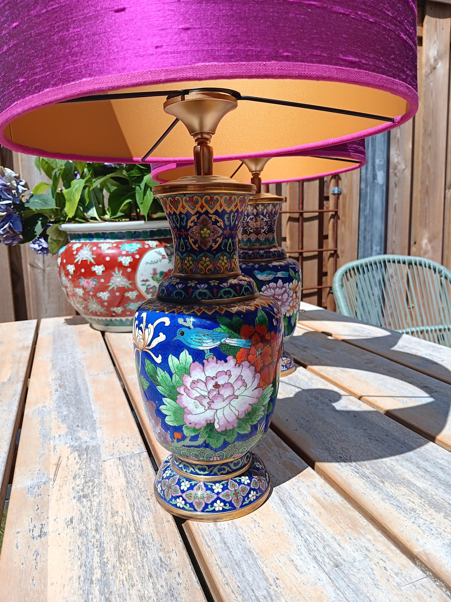 Lampenvoet cloissoné-vaas (met rode bloem)