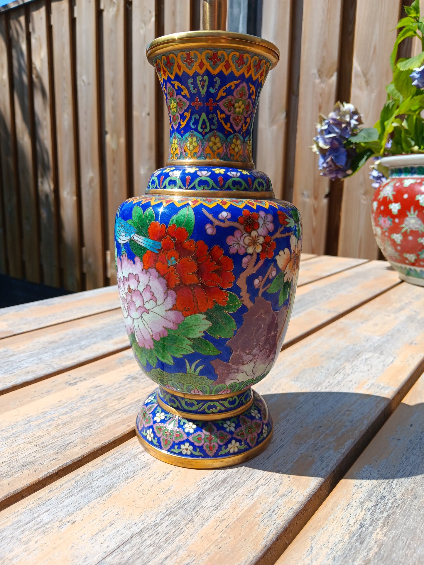 Lampenvoet cloissoné-vaas (met rode bloem)