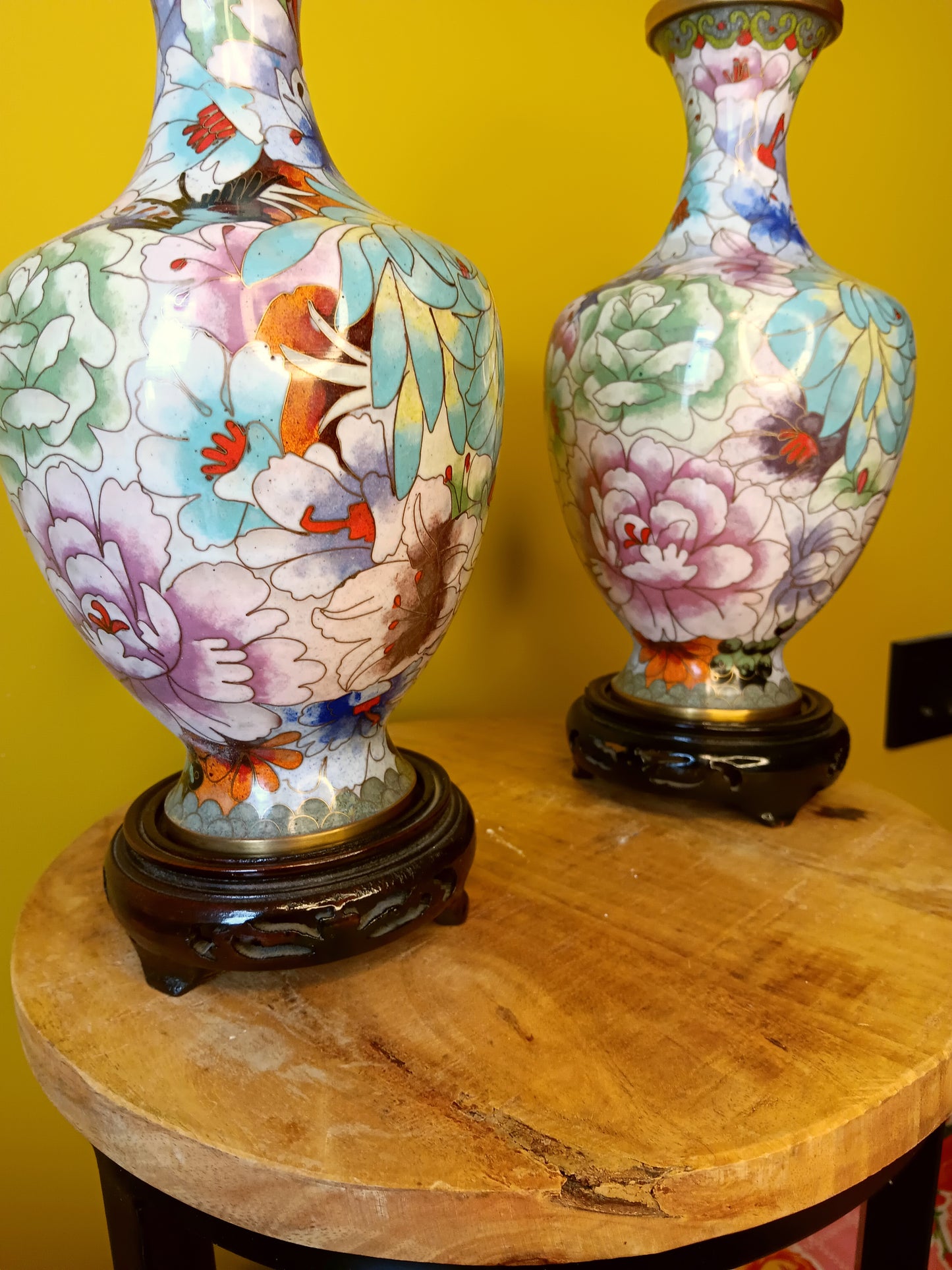 Cloissoné-vaaslampenvoet met bloemen