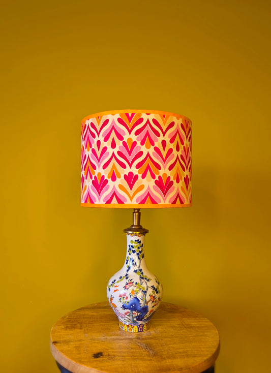 Kleine lampenvoet met gekleurde blaadjes