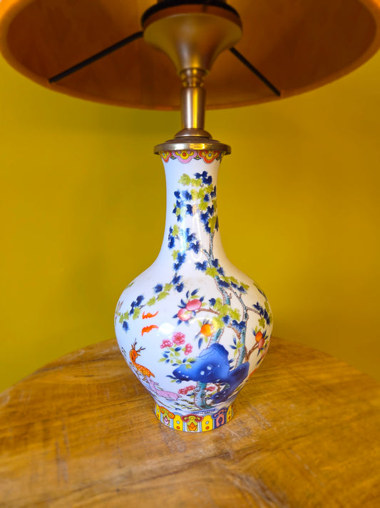 Kleine lampenvoet met gekleurde blaadjes