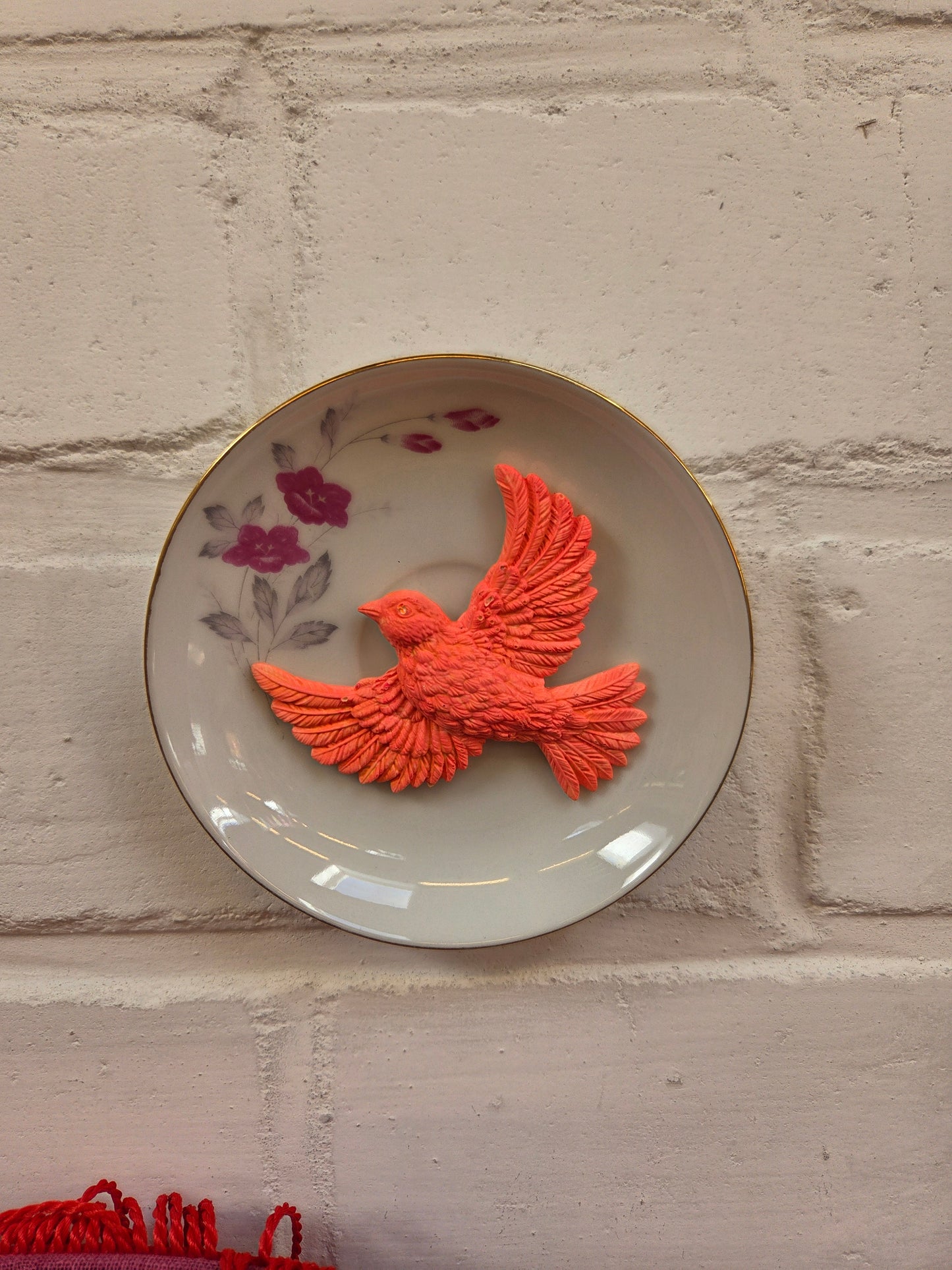 Wandbordje met oranje vogel