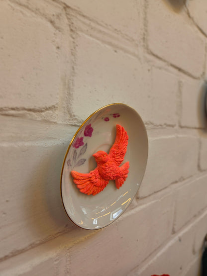 Wandbordje met oranje vogel