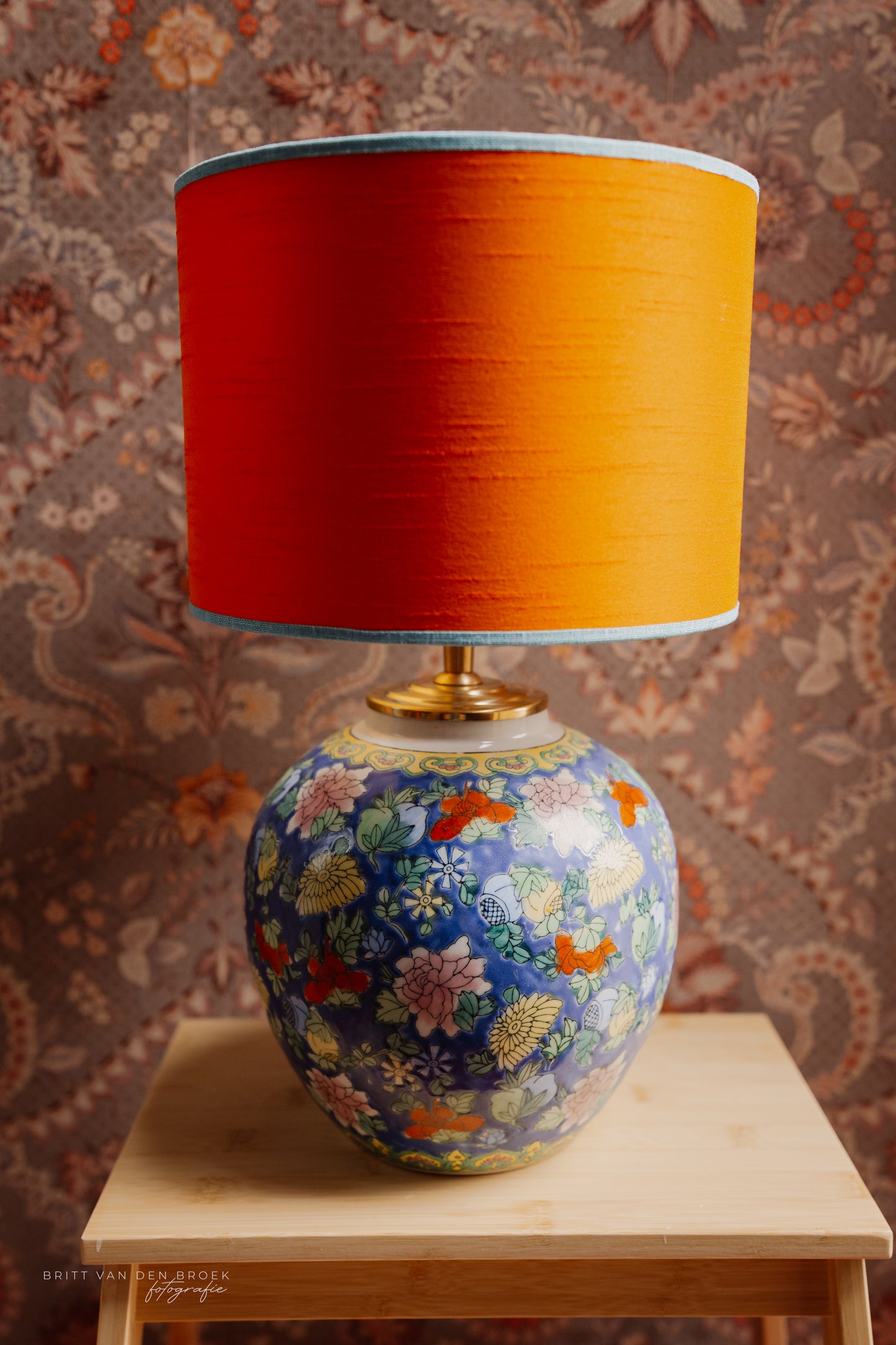 Blauw gebloemde bolvaaslampenvoet