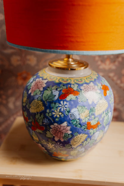 Blauw gebloemde bolvaaslampenvoet