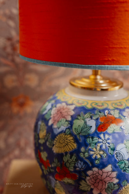 Blauw gebloemde bolvaaslampenvoet