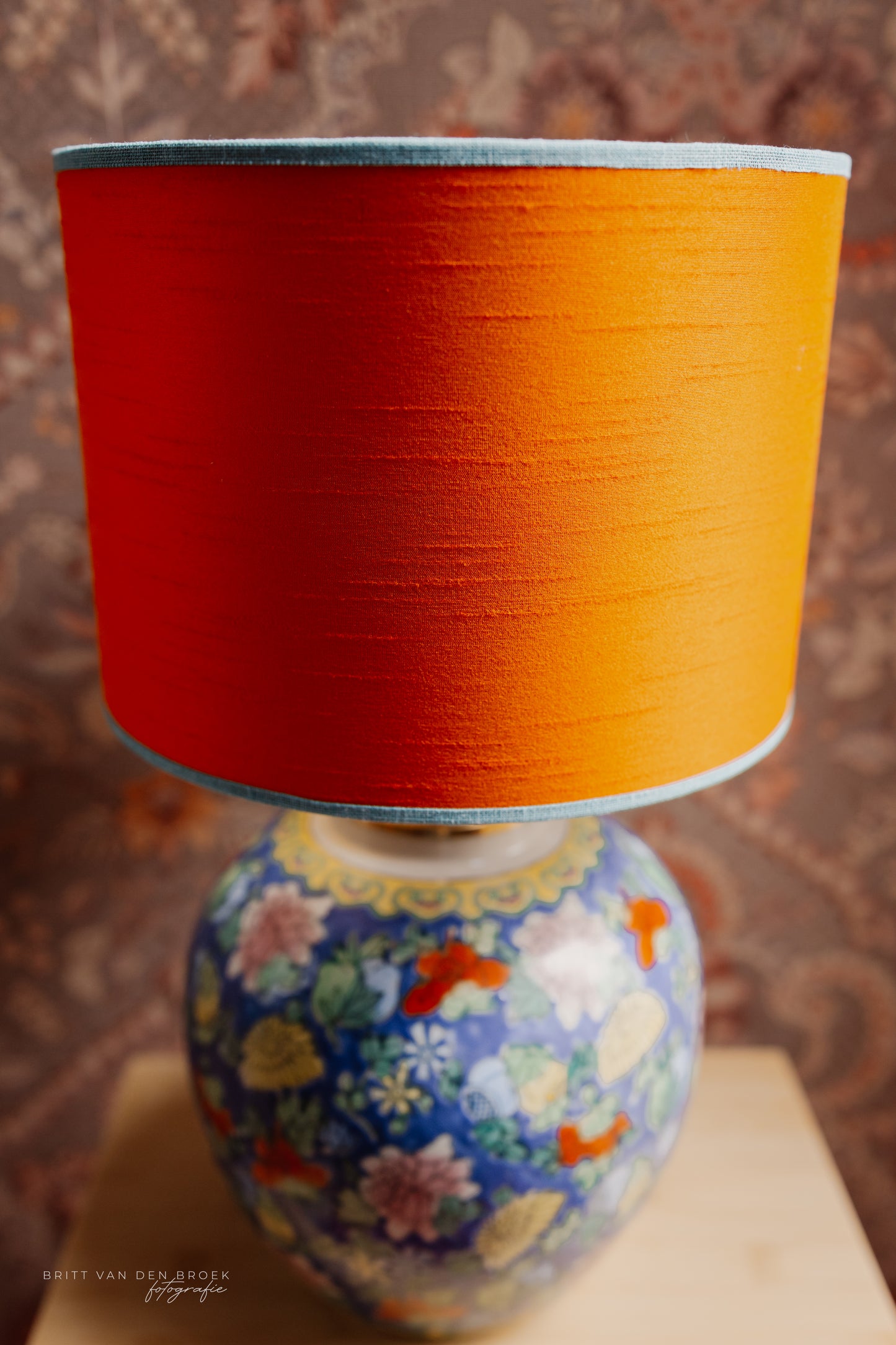 Blauw gebloemde bolvaaslampenvoet