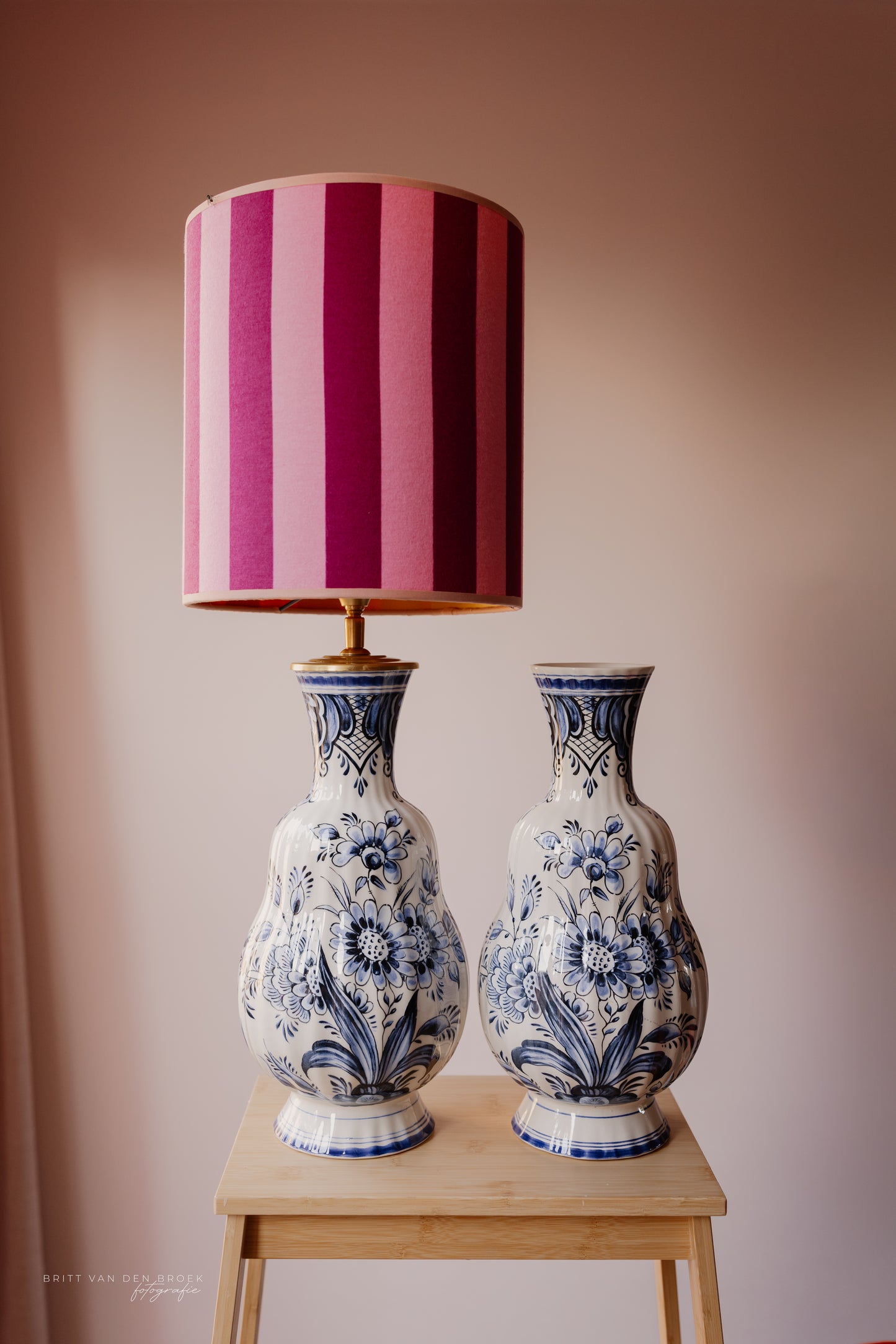 Grote bolbuikvaaslampenvoet Delftsblauw (links)