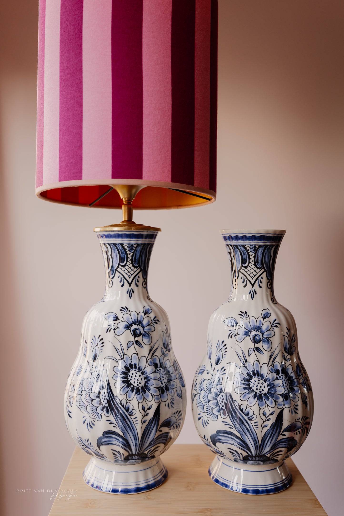 Grote bolbuikvaaslampenvoet Delftsblauw (links)