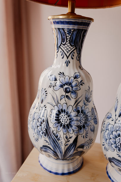 Grote bolbuikvaaslampenvoet Delftsblauw (links)