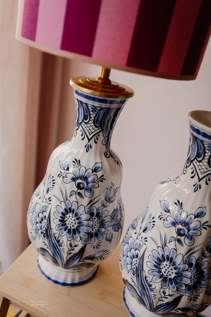 Grote bolbuikvaaslampenvoet Delftsblauw (links)