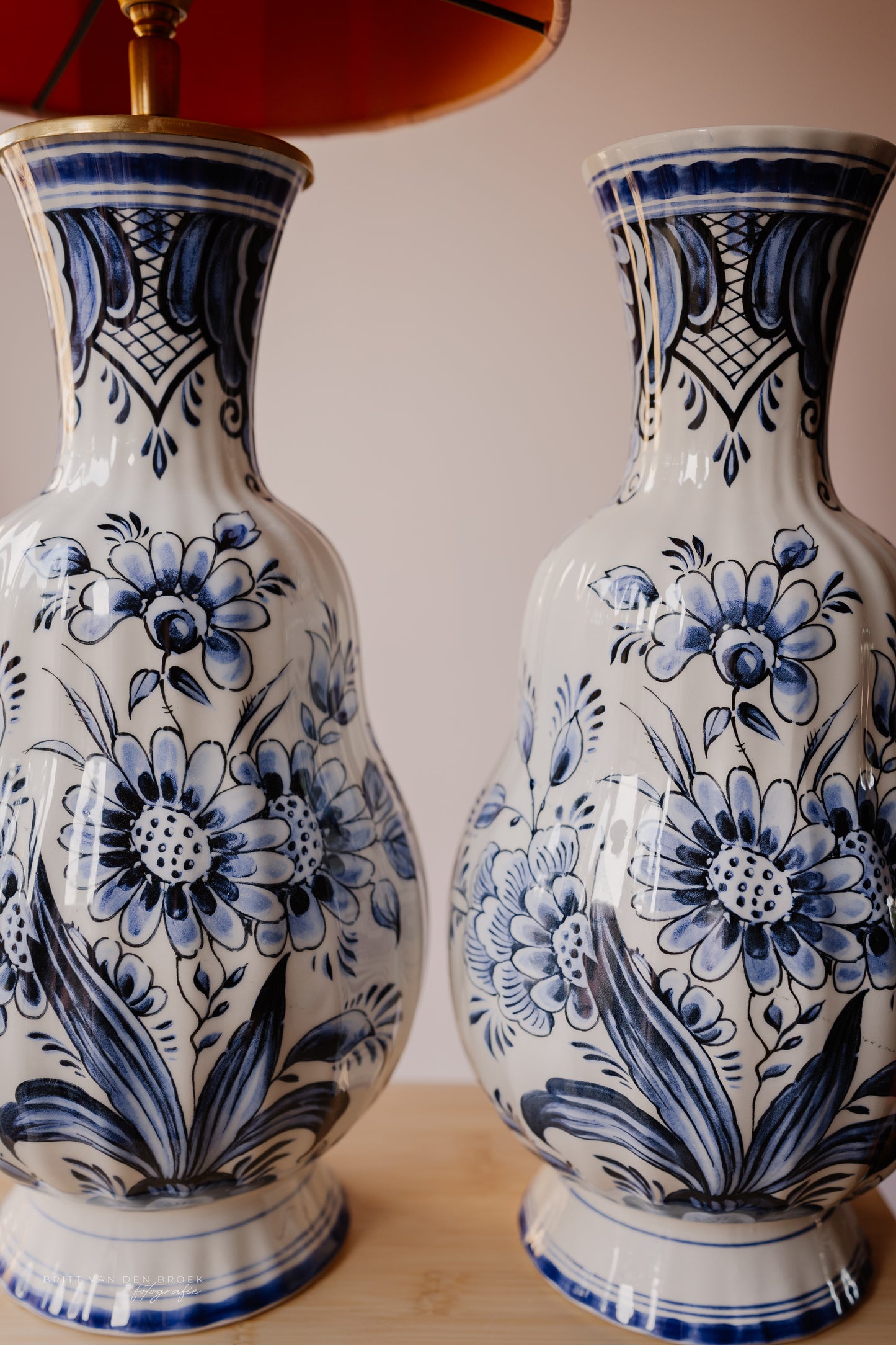 Grote bolbuikvaaslampenvoet Delftsblauw (links)