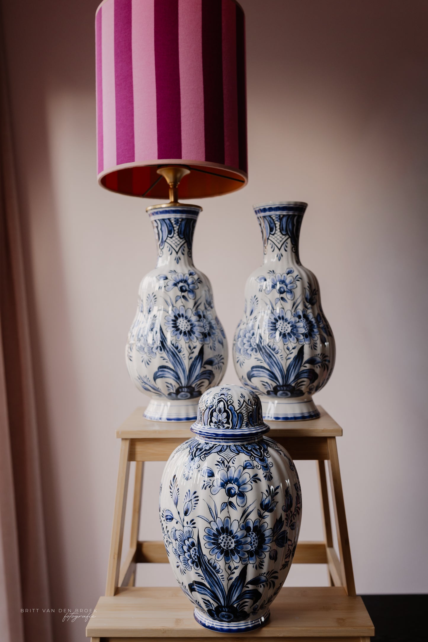 Grote bolbuikvaaslampenvoet Delftsblauw (links)