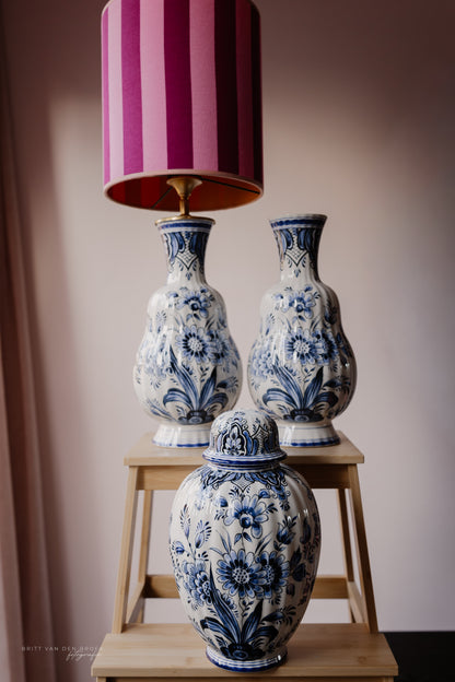 Grote bolbuikvaaslampenvoet Delftsblauw (links)