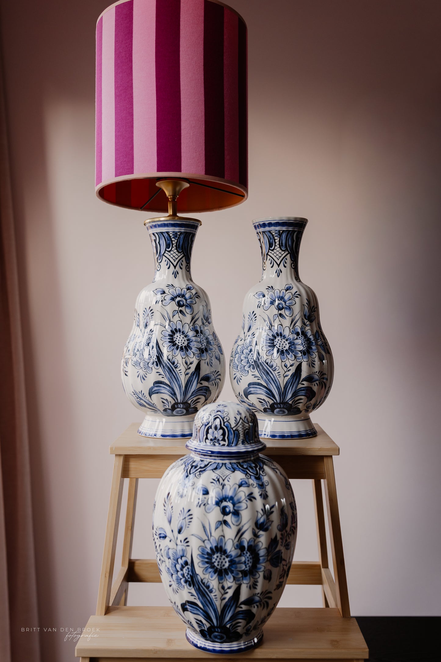 Grote bolbuikvaaslampenvoet Delftsblauw (links)