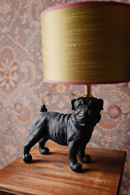 Lampenvoet zwarte hond (links)