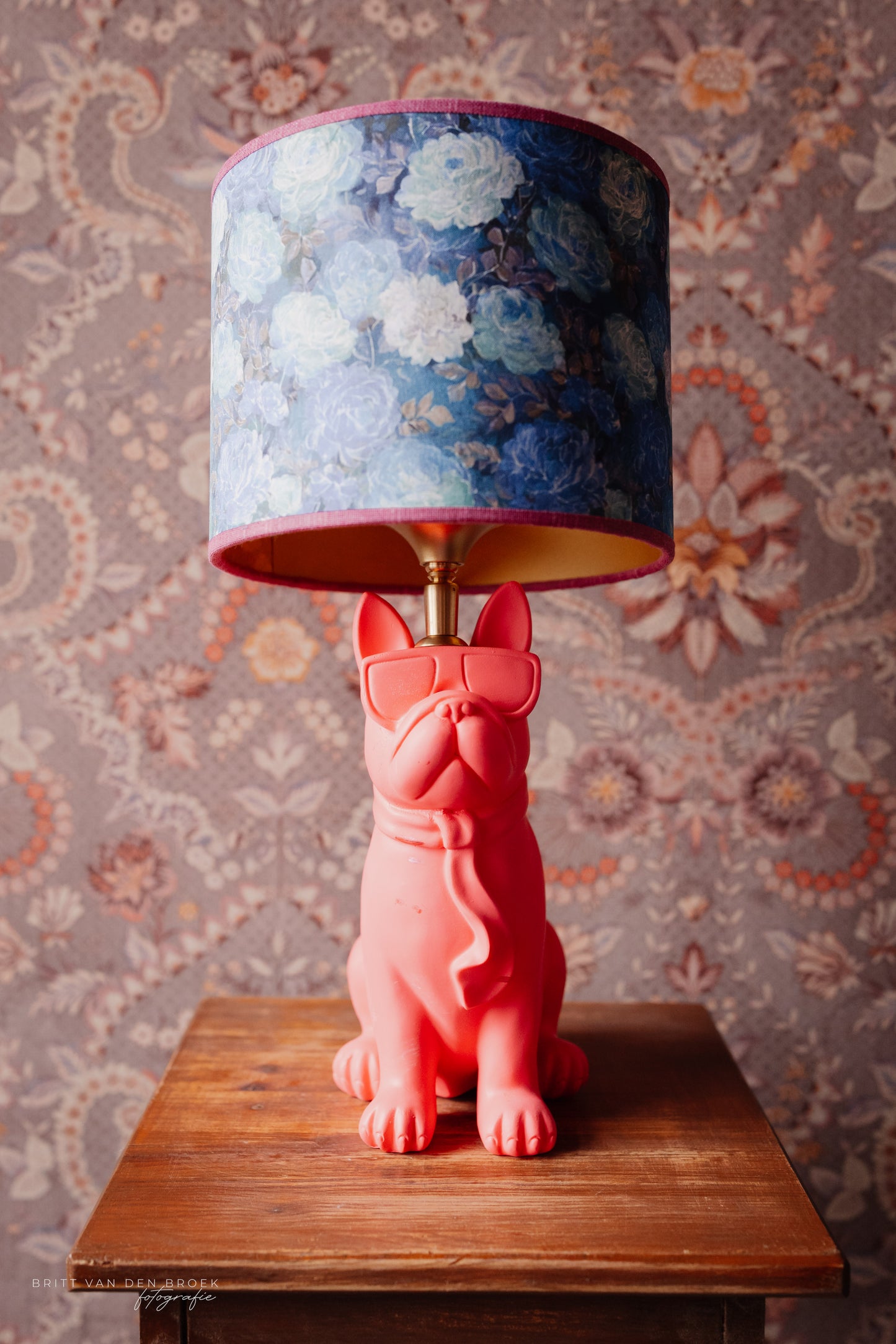 Lampenvoet roze hond