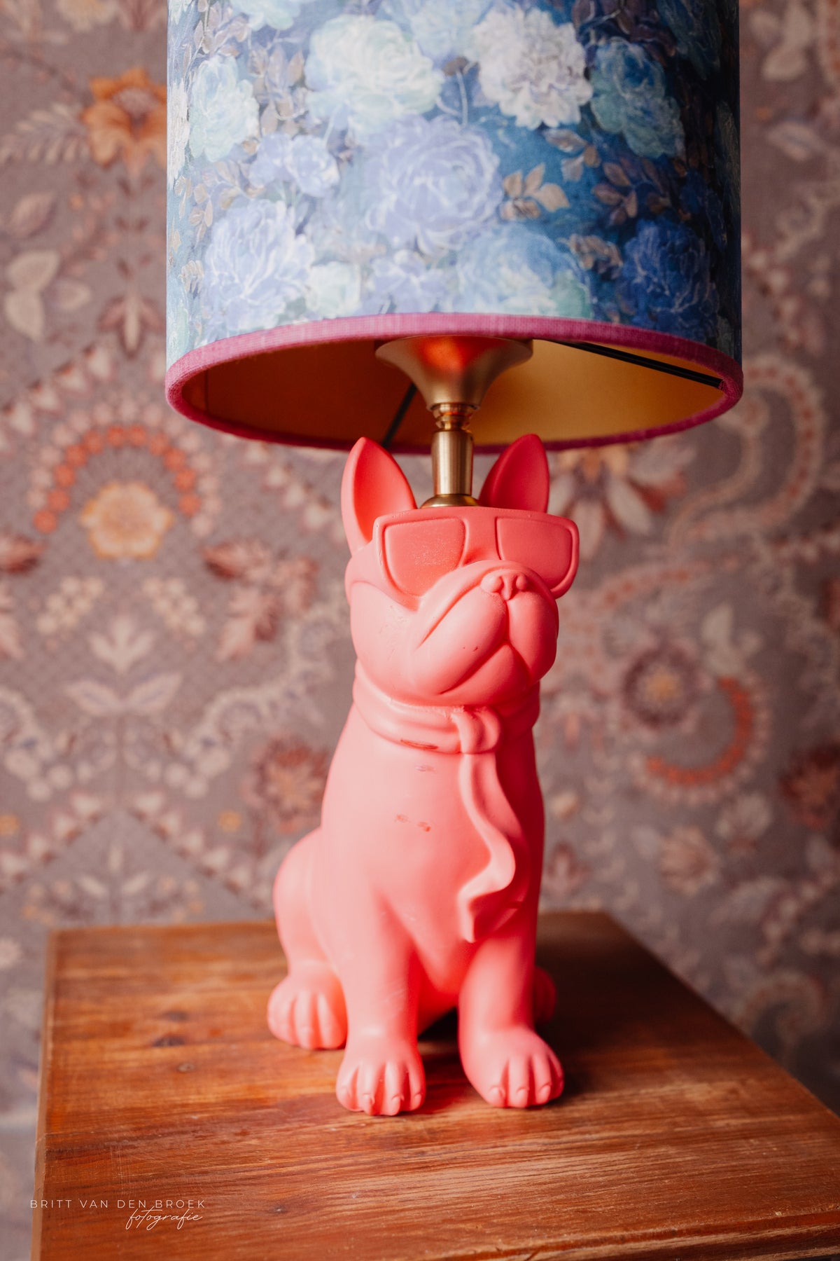 Lampenvoet roze hond