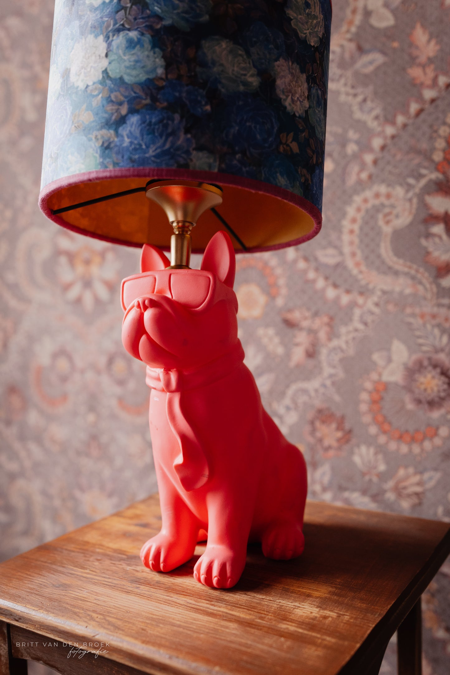 Lampenvoet roze hond
