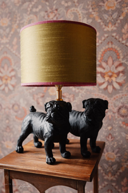 Lampenvoet zwarte hond (links)