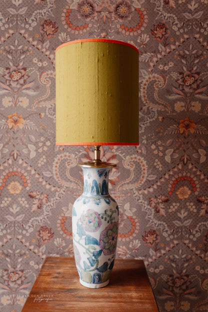 Witte lampenvoet met gekleurde bloemen