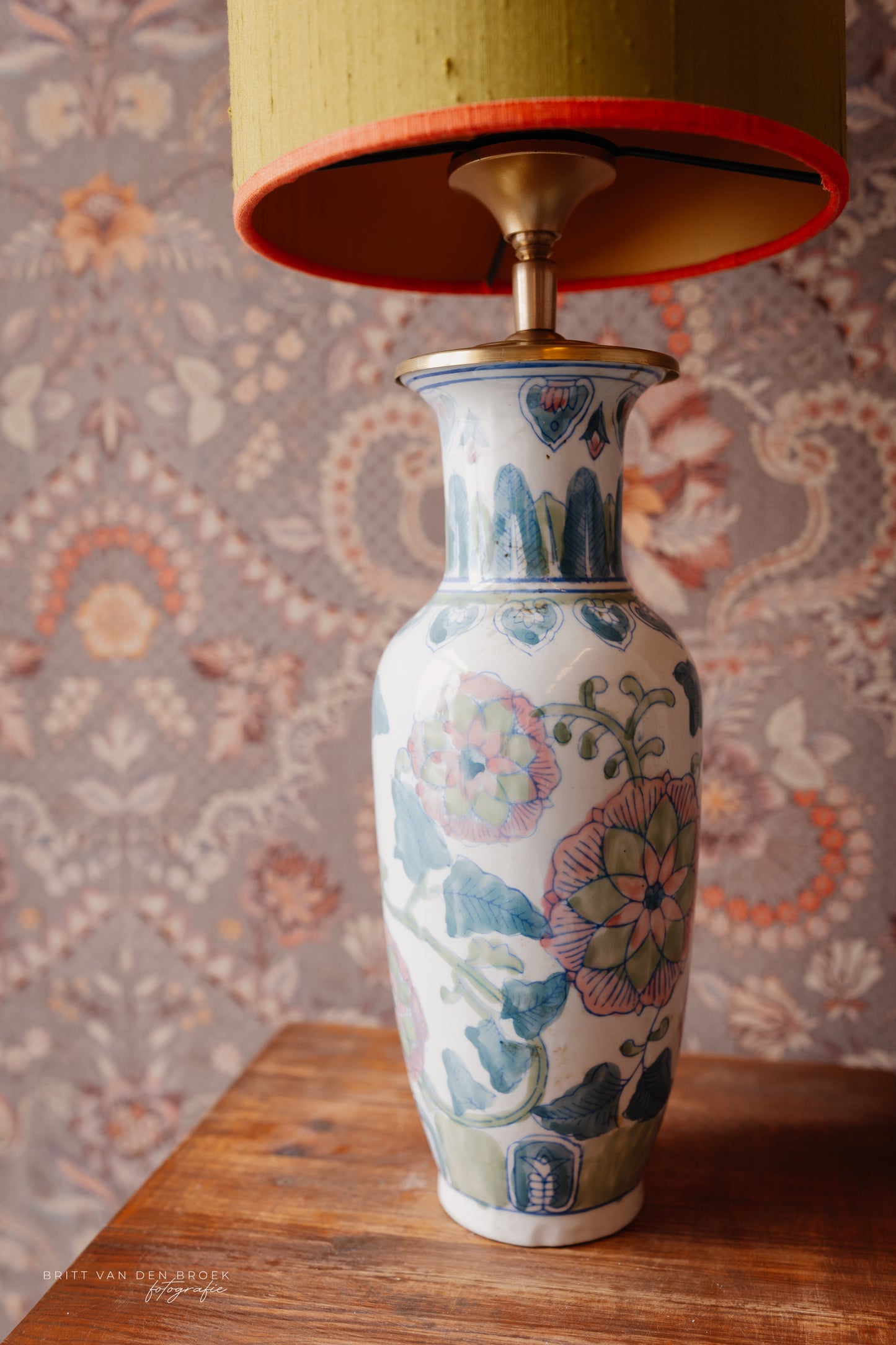Witte lampenvoet met gekleurde bloemen
