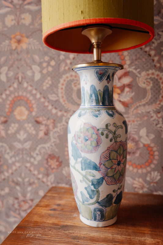 Witte lampenvoet met gekleurde bloemen