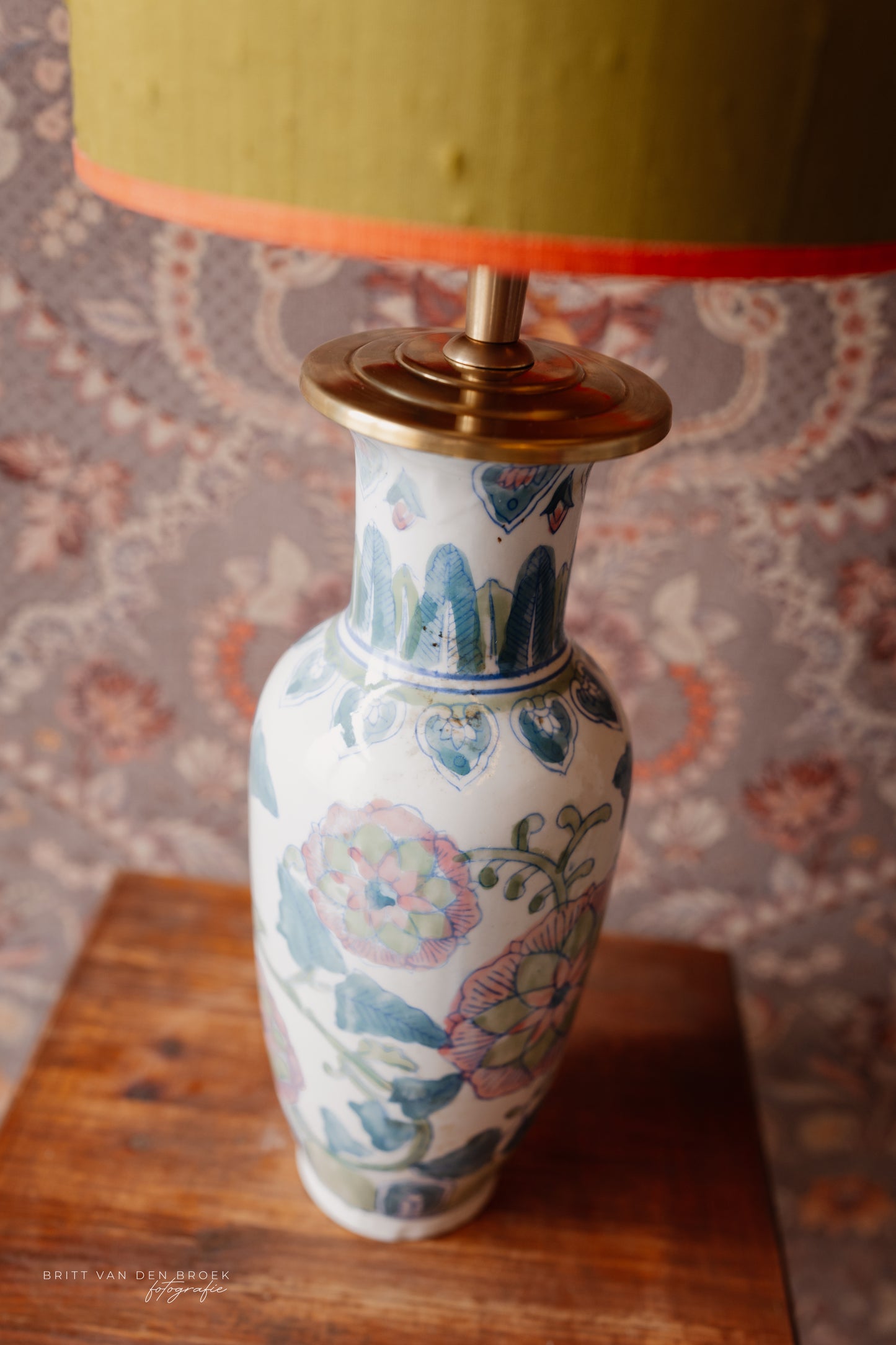 Witte lampenvoet met gekleurde bloemen