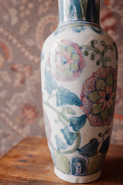 Witte lampenvoet met gekleurde bloemen