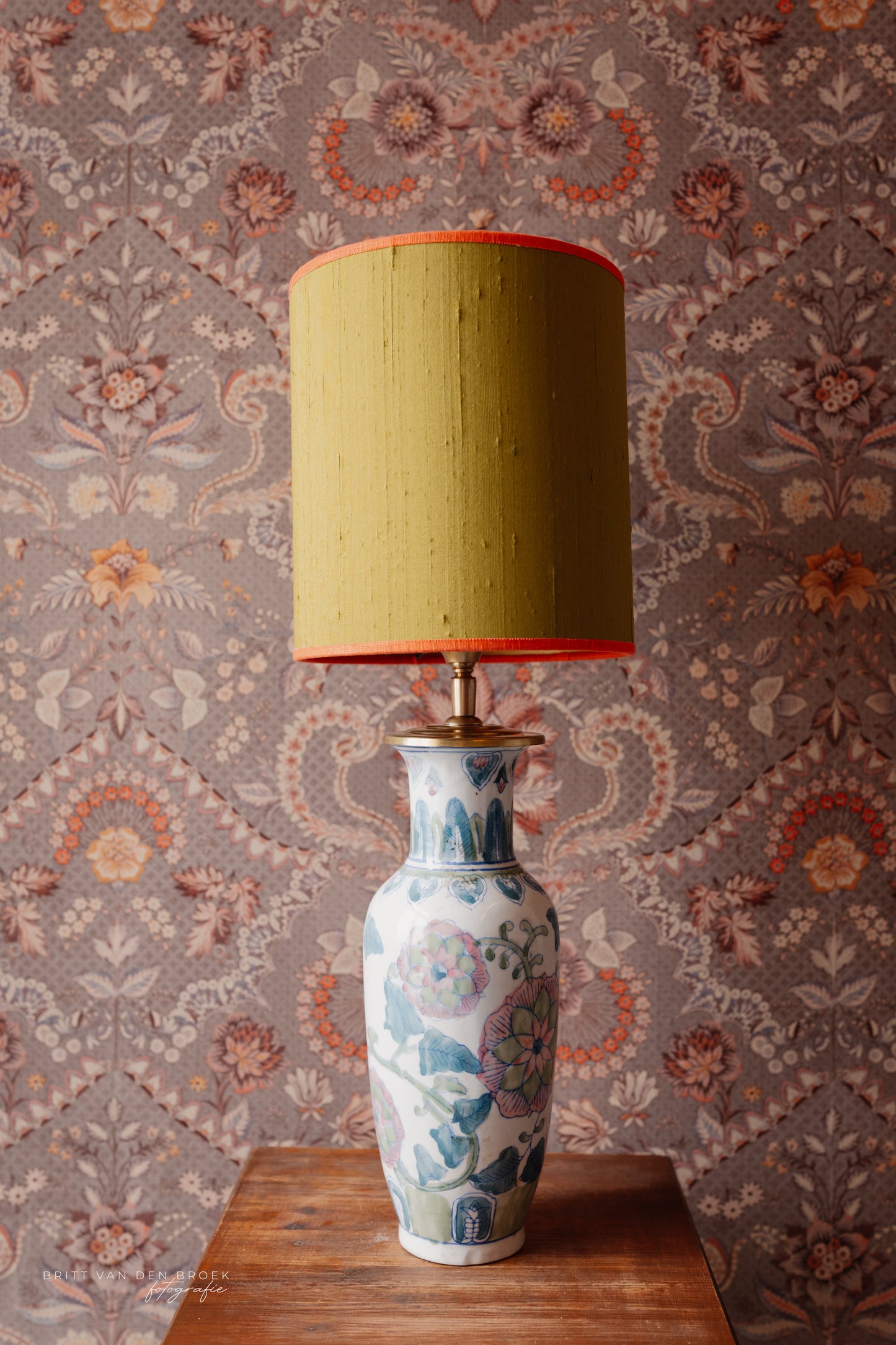 Witte lampenvoet met gekleurde bloemen