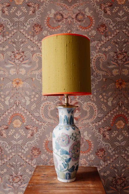 Witte lampenvoet met gekleurde bloemen