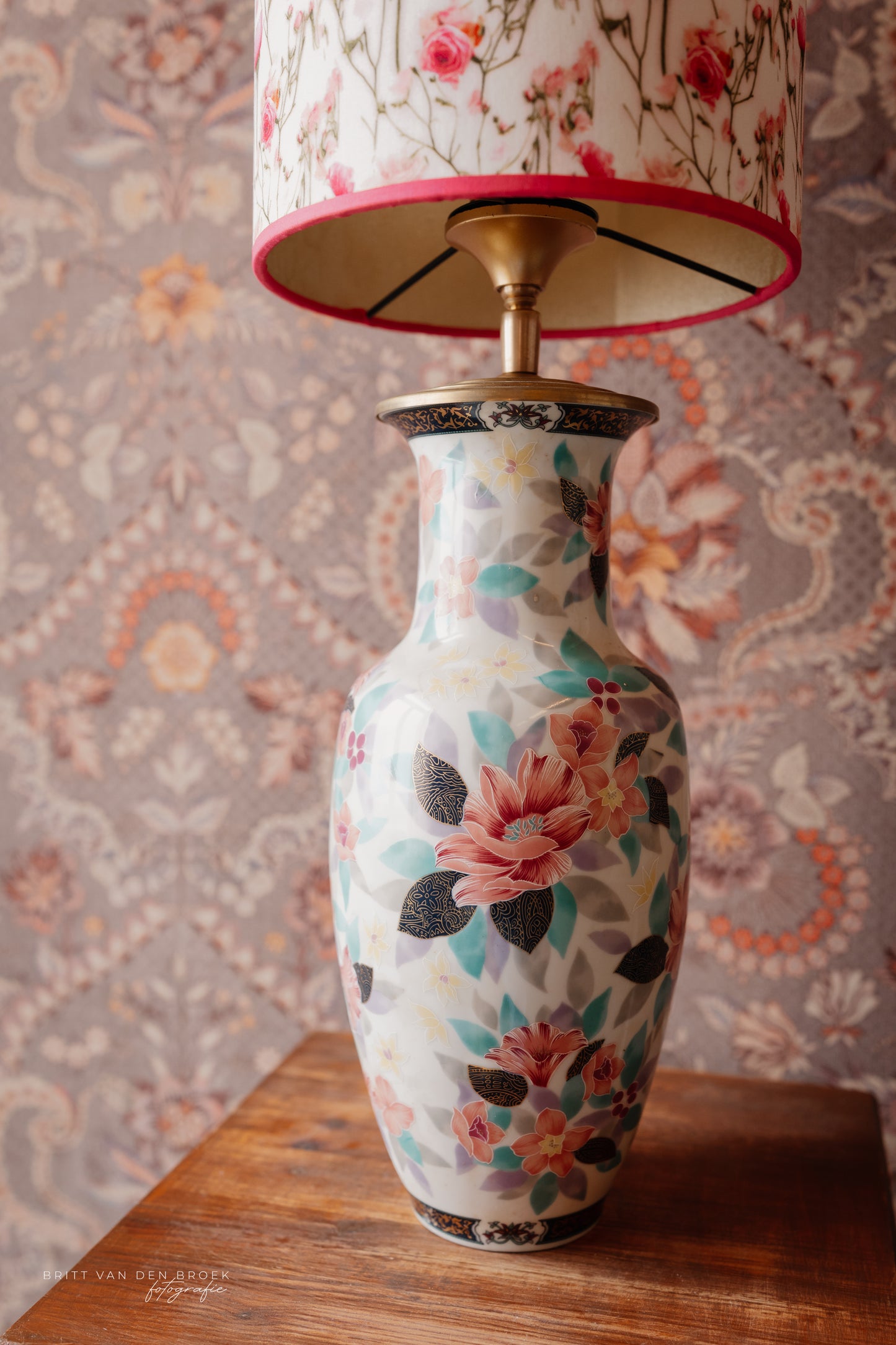 Witte lampenvoet met gekleurde bloemen