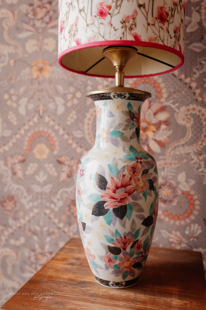 Witte lampenvoet met gekleurde bloemen