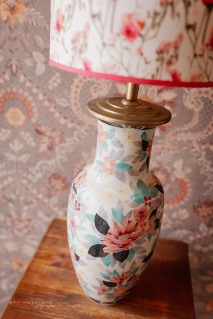Witte lampenvoet met gekleurde bloemen