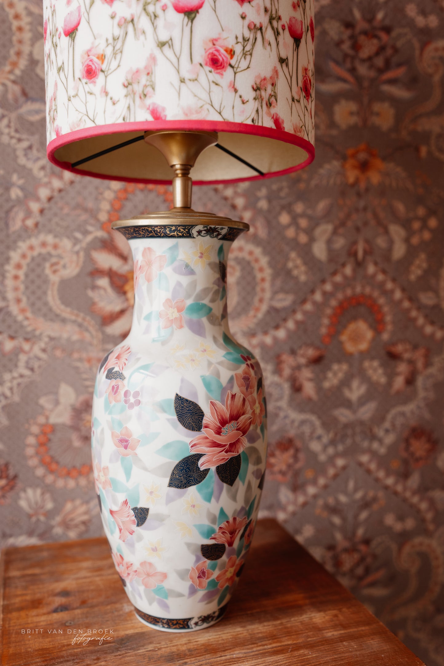 Witte lampenvoet met gekleurde bloemen