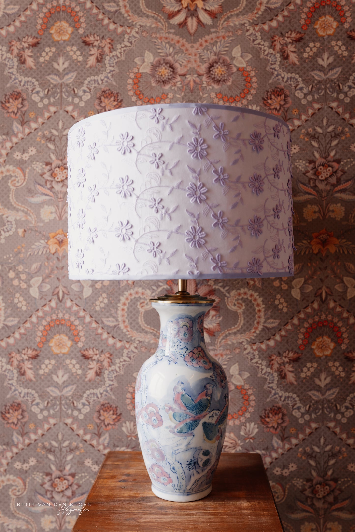 Witte lampenvoet met gekleurde bloemen