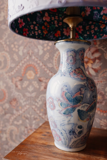 Witte lampenvoet met gekleurde bloemen