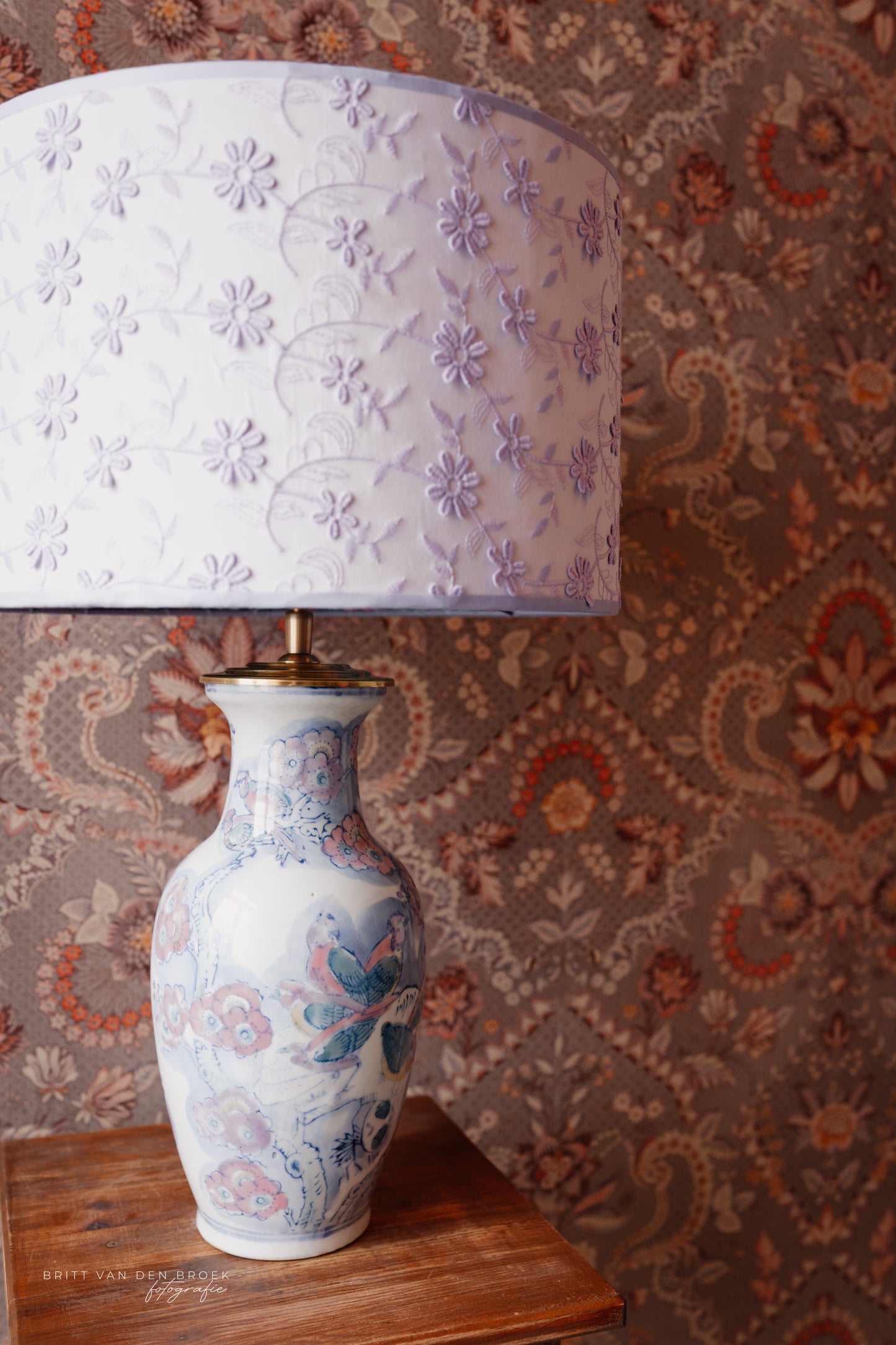 Witte lampenvoet met gekleurde bloemen